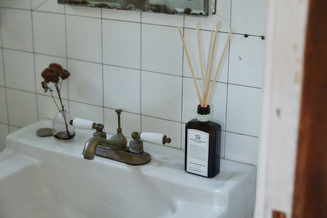 一方で、レストルームなどの密室に置くのもおすすめです。その部屋に入ると楽しめる香りで、メリハリをつけることができます。