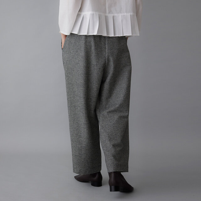 ヒップまわりはゆとりのあるデザインで、動きやすくリラックスした穿き心地です。