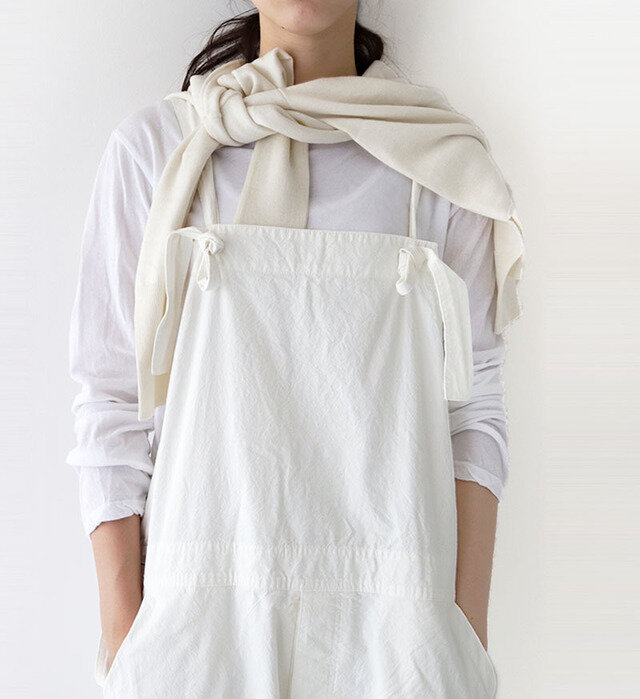 color:WHITE