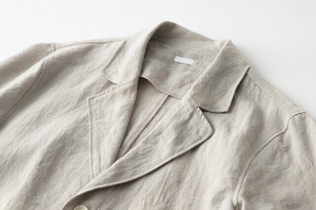 軽いリネン素材ではありますが、ほどよい厚みがあり透け感も少ないので、季節を問わず通年着ていただけるジャケットです。