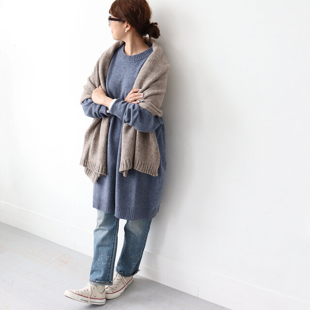 mizuiroindのワイドチュニック。
結局この丈のトップスってすごく使い勝手がいいんですよね。
パンツはもちろん、スカートでルーズな着こなしも素敵。
普段使いにすごくおすすめ。