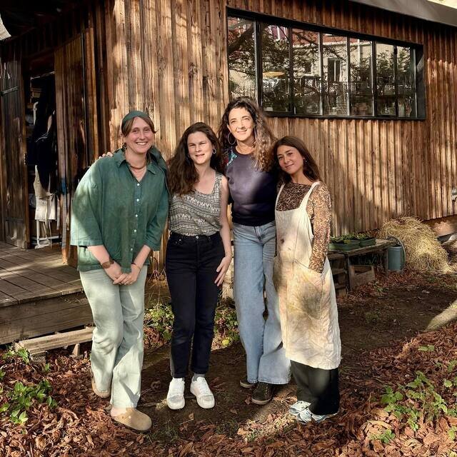 オレリアをはじめ、それぞれが植物染色やテキスタイルの専門家。
リソグラフ印刷の考えを生地へ落とし込んだ手織りのバスケットなど、今回ご紹介している限定アイテムは、このチームだからこそ生まれたとっておきのアートピースです。