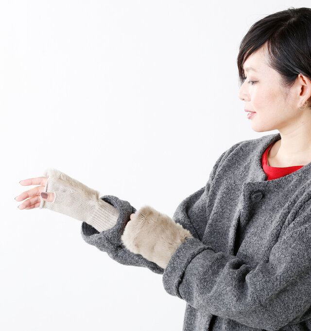 手首の幅の広いリブは、程よい伸縮性があり手首にやさしくフィットしてくれます。
