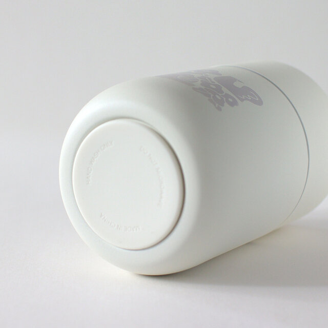 置いたときの衝撃を吸収して音を抑えてくれるラバークッションを底面に採用しています。