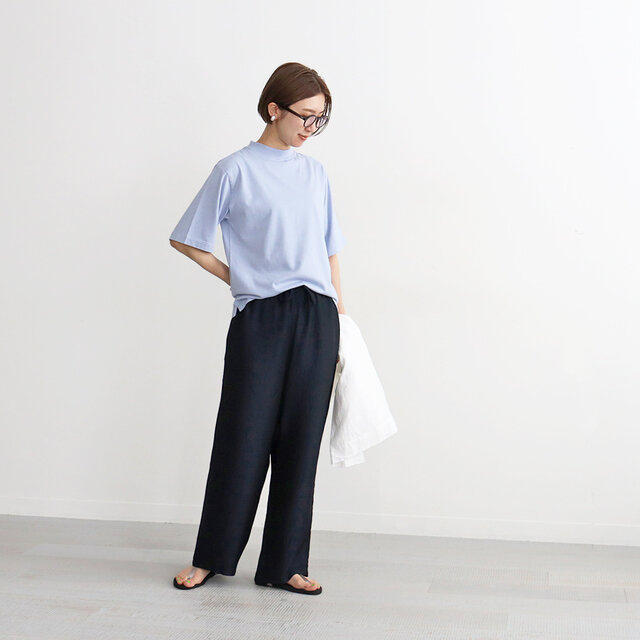 まずは、5分袖のTシャツからご紹介!
こちらはスタッフもゲットしてお気に入りなので、良さをお伝えしたい1枚。
程よくゆったりの身幅に、首元は少しモックネック仕様+二の腕が隠れるハーフスリーブ!
きちんとした雰囲気もありつつ、ラクな着心地で夏のスタメンになるTシャツです。