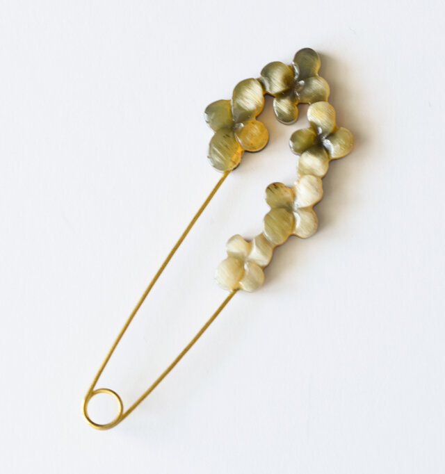トップ:約3.5cm×5.5cmの花をモチーフにデザインされた美しいブローチです。