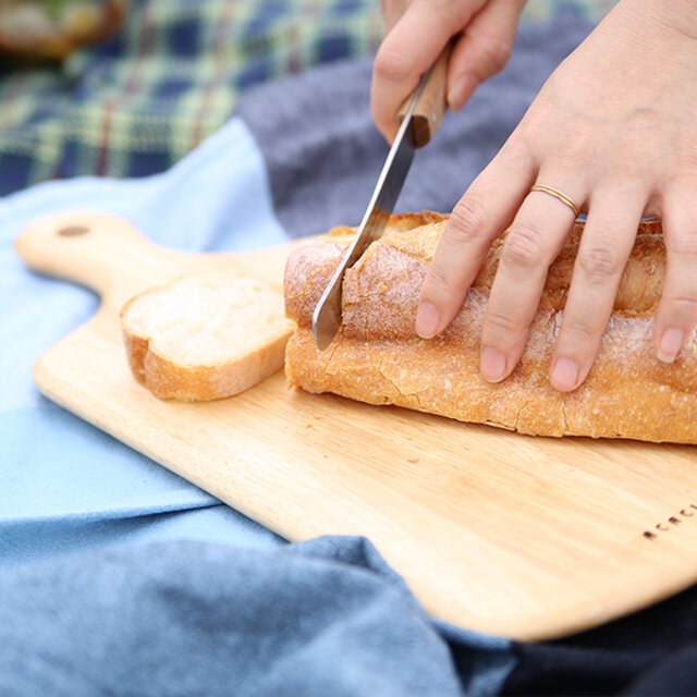またこのナイフは「切る」以外にも「塗る」ことにも長けています。
バターやチーズを切って、バゲットや食パンに塗る。
一本で二役になるのが嬉しいポイントです。