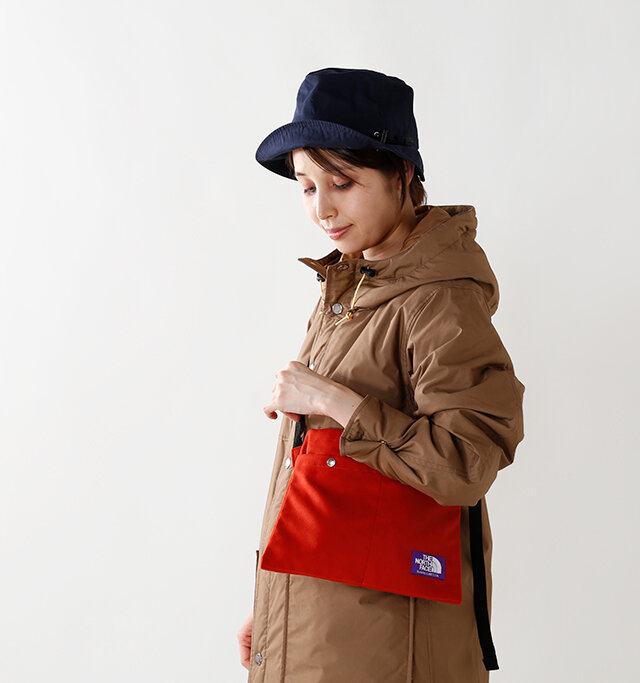 シンプルなデザインながらも、
隠しポケットをたくさん設けたり、
防風対策など機能性に
こだわったディティール。
長めの丈感が寒い季節には
嬉しいフーデッドダウンコート。
ダウンには人体からの
遠赤外線を熱に変えて
保温する光電子Rダウンを使用し、
軽い着用感なのにとてもあたたか。
肩から裾にやや広がる
リラックス感のある
Aラインシルエット。