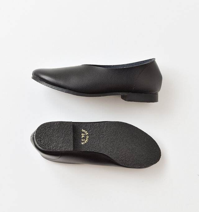 片足約180g程度しかなく、
非常に軽いシューズ。
旅行や室内履きとしても
活躍してくれそう!