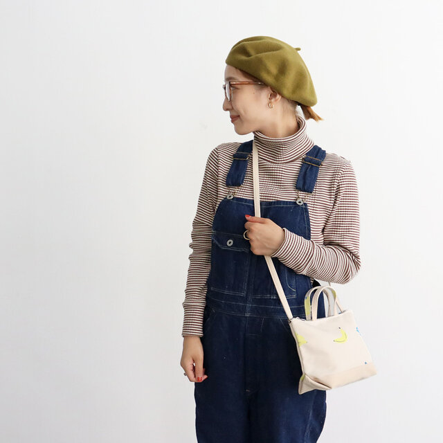 手持ち、肩がけとどちらも使えるポシェット!
最低限の荷物が入る、ちょうどよいサイズ感のバッグです。