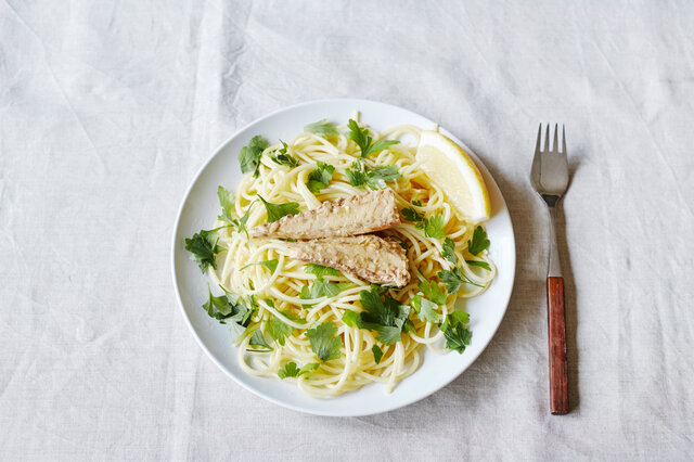 パスタを茹でて、お好みの食材と鯖フィレで豪華な一品の出来上がり。缶詰のオイルをかけて召し上がれ。本格的な味わいなのに1つワンコイン以下と、リーズナブルなのも嬉しいですね。