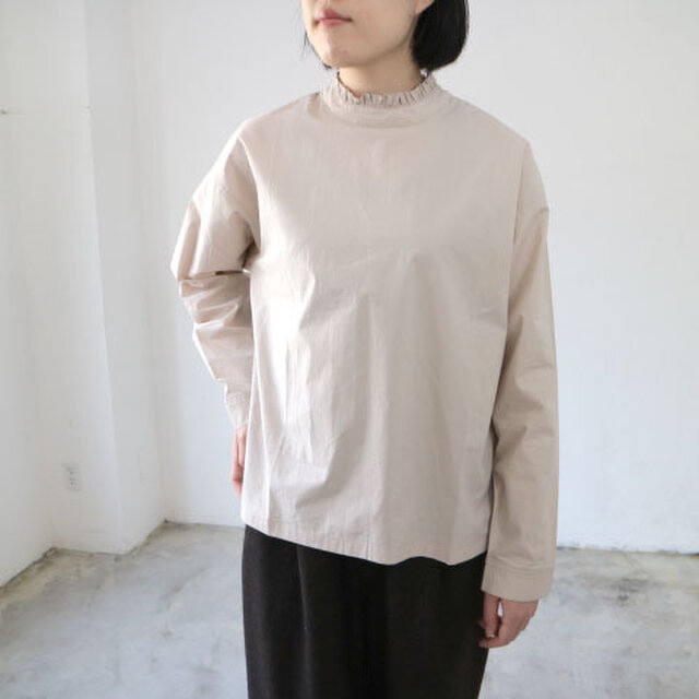 コーディネートに合わせて使い回せる2WAYスタイル。<br />
どちらを前にしてもサマになるので、コーディネートの幅を広げてくれそうな予感。