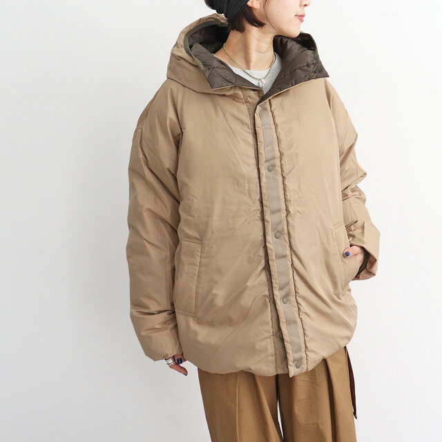 カーキ×ベージュ