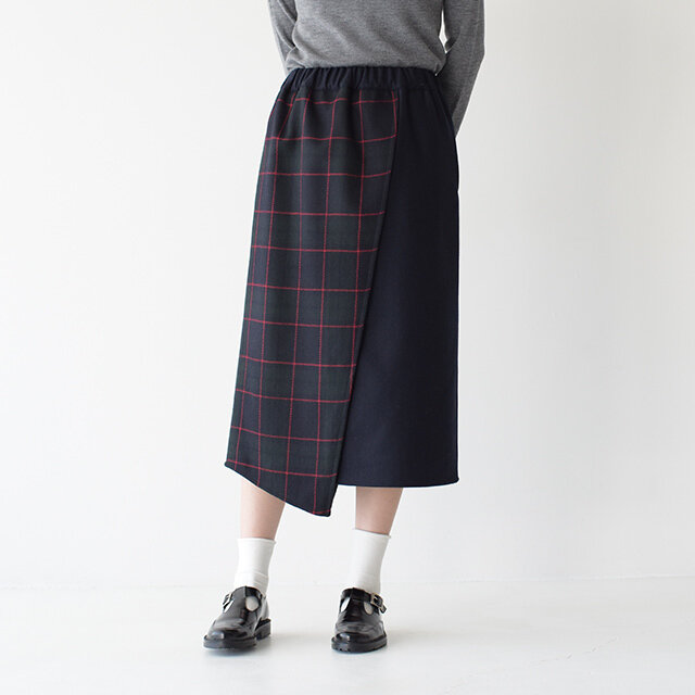タータンチェックをレイヤードした、トレンド感のあるスカートです♪ウエストは総ゴム仕様で、さらに、ドローストリングで調節可能です♪知的なスタイリングにぴったりの一着です。