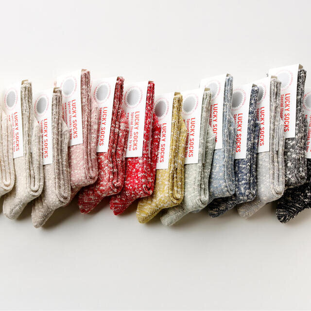 お馴染みのLUCKY SOCKS!色とりどりです🌸
今、自分がはいているのも何年目?っていうぐらい、しっかりしてて、サンダル合わせにもちょうどいいソックス。