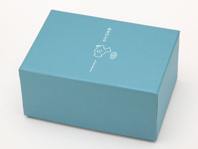 青は紙箱に入っています。
箱に描かれた「おさけとり」もとっても可愛くて、ほんわかしちゃいますね♪