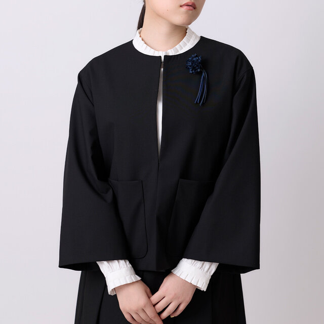 フロント内側には鍵ホックを2ヵ所を配しています。