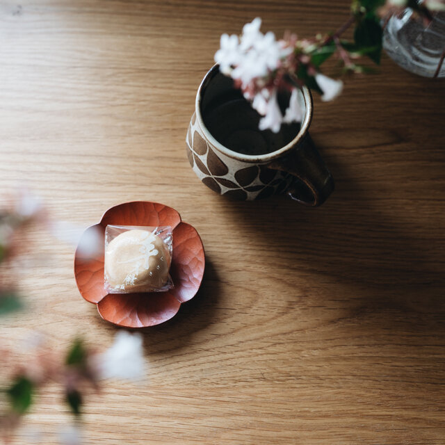 朱色の木の豆皿は、ちょっとした和菓子をお客さんに出すときに便利です。