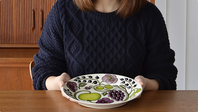 ディナープレートやワンプレートとして、また大勢で分け合える大皿料理にも使えます。
フラットな部分は直径16cmなので5号サイズのホールケーキがきれいにのりますよ。