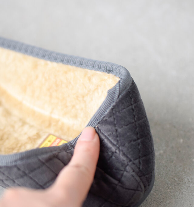 室内履きとしても使える軽くて柔らかな素材がリラックスした履き心地です。