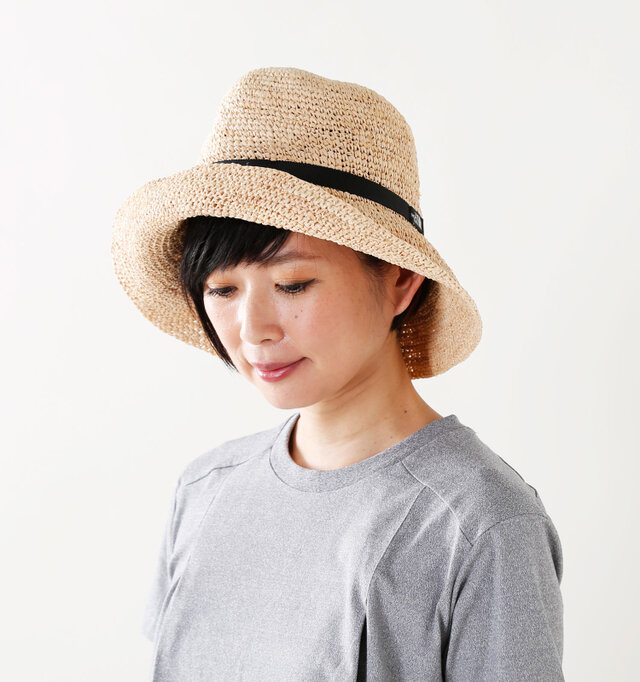 2,FRONT UP
お顔周りの明るさを保ちながら、首裏は日差しをカット。