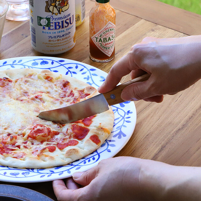 ピザもお手のもの。サクッとカットできます。