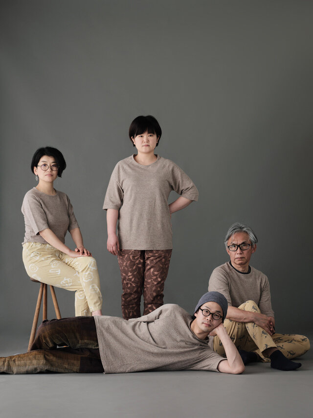 （写真上段）左側から、平田/ピーマン、岡田/まゆみ、福田/いちょう（写真下段）若菜/ゆうなぎ 参考商品：リネンのTシャツ