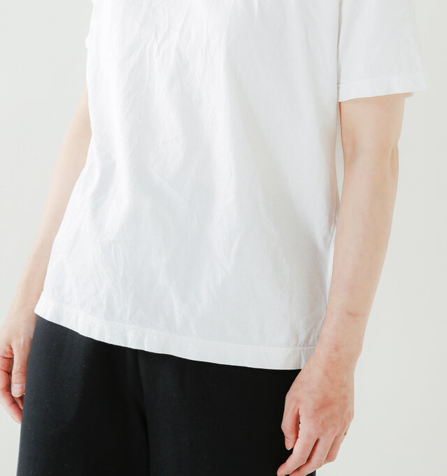 袖を通した瞬間に軽くて爽やかな生地に触れる心地よさ…。コットン100%ならではのナチュラルな素材感が魅力です。