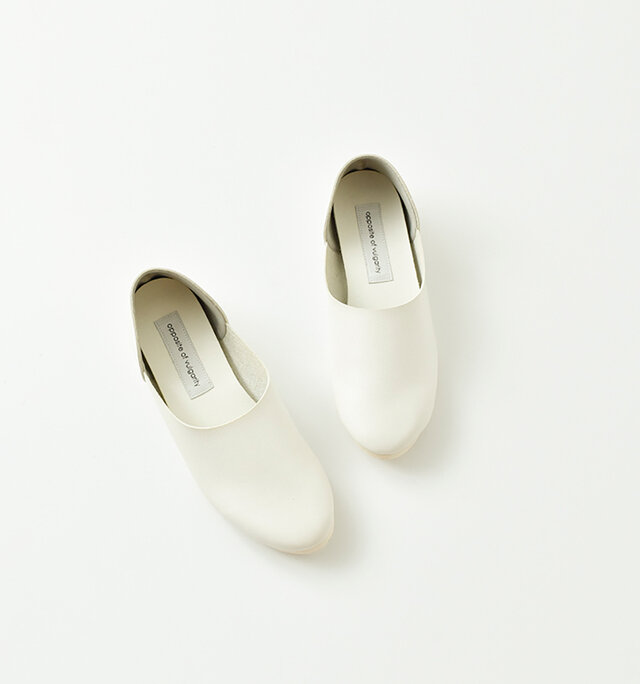 履き口が広くなっているので、
スリッポンの様に履くのにも
手間がかかりません。