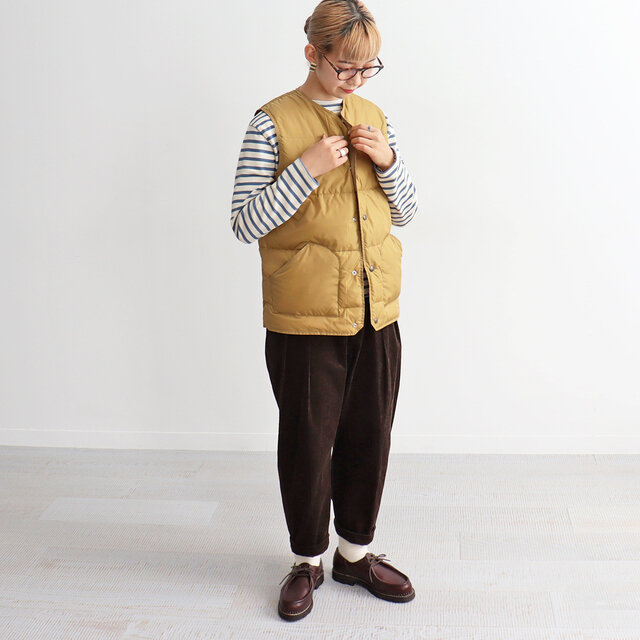 スナップボタン仕様なので、トップスのボリュームやボトムとのバランスに合わせて
上部だけ留めるスタイルなど、お好みでアレンジいただけます◎