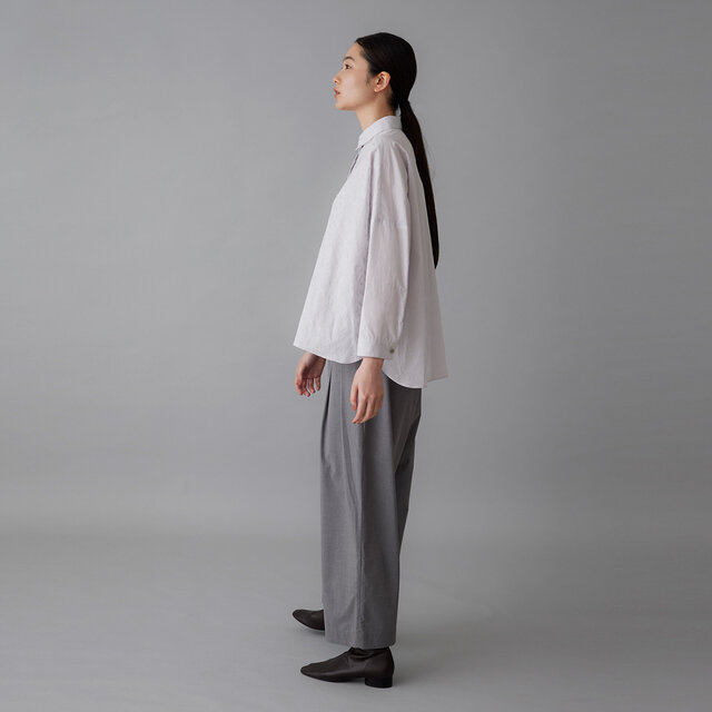 立体的なシルエットで、シンプルながら存在感のある一枚。