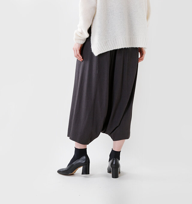 一見するとバルーンスカート
のような雰囲気で、
軽い穿き心地が特徴のサルエルパンツ。
ウエストはゴム仕様で、
締めつけ感もなく、
とても楽な着心地が嬉しいですね♪