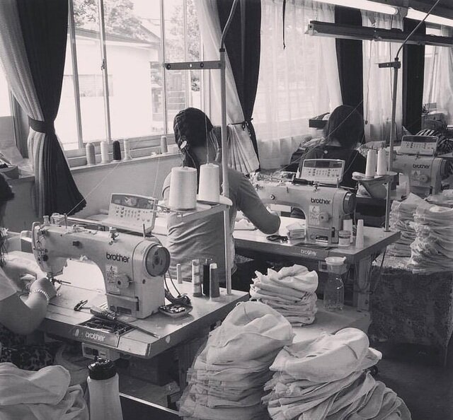 yohakuの秋田工場での製造工程。たっくさん縫っていただいてます。