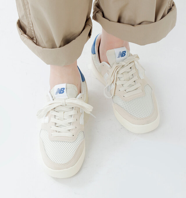 アッパー部分は、new balanceでも人気のスエード/メッシュアッパー仕様。異素材のコンビネーションが絶妙。