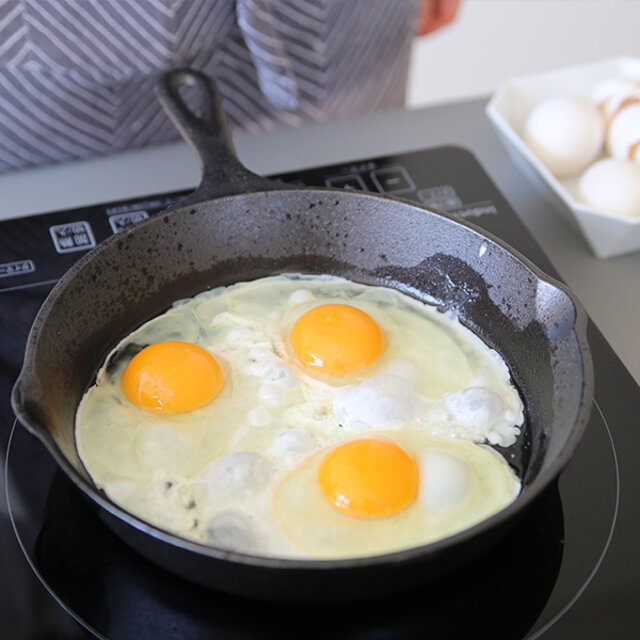 重量のある鋳鉄は、この重さこそが料理の質を高めてくれる秘訣です。
厚さ5mmの作りは、バツグンの熱制御性を持ち、素材の旨みを引き出します。
食材を入れても温度が下がりにくく、ムラも少ないので、お料理初心者さんでも高温で美味しさを閉じ込めたり、弱火でじっくりの調理が簡単にできます。
そして、IH調理器にも対応しているのも便利なところ。