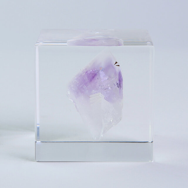 宙言葉：気品にあふれる

2月の誕生石としても有名な紫水晶。
美しい紫色は、結晶にわずかに含まれる鉄イオンによって現れます。
古くよりこの色に人々は魅了され、高貴な石として珍重されてきました。
王室や司教の装飾品として用いられてきた歴史の深い鉱物です。
