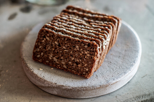 デンマークの食卓には欠かせない、黒色のライ麦パン「ルブロ(Rugbrød)」。家庭の朝食で、保育園や学校、職場のランチでも、国民食として老若男女問わず親しまれています。