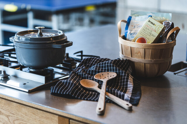 お料理好きの方におすすめ！ハンドルバスケットにクッキングスプーンとキッチンタオルが入ったBセット。