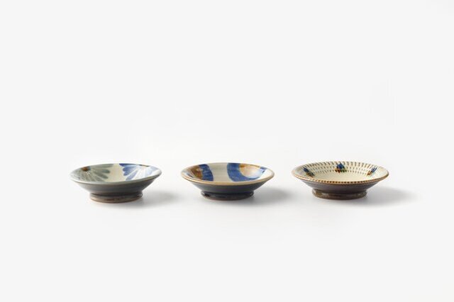 種類は、左から青釉菊文、円、飛鉋の3種類です。何かと便利な小皿は何枚あっても嬉しい