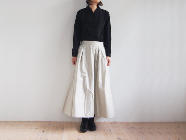 モデル身長:162cm、着用カラー:ソフトベージュ