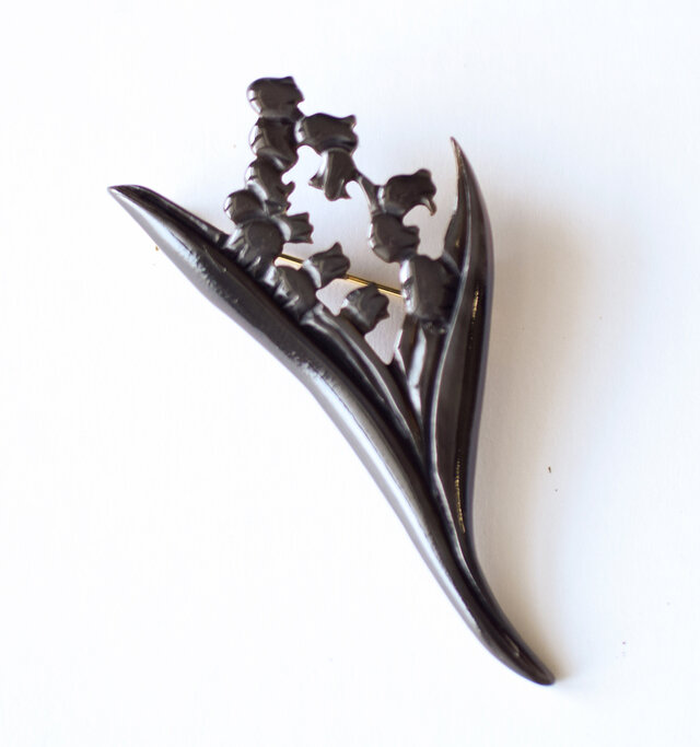 タテ約6.5cm×ヨコ約1.5cmの程よいサイズ感。
谷間に咲く鈴蘭をモチーフにデザインされた美しいブローチです。