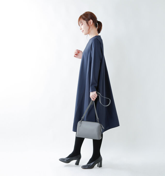 model yama:167cm / 49kg
color : navy / size : S
しわになりにくいのでお手入れがしやすく、オケージョンアイテムからデイリーアイテムとしても着やすい1枚となっています。