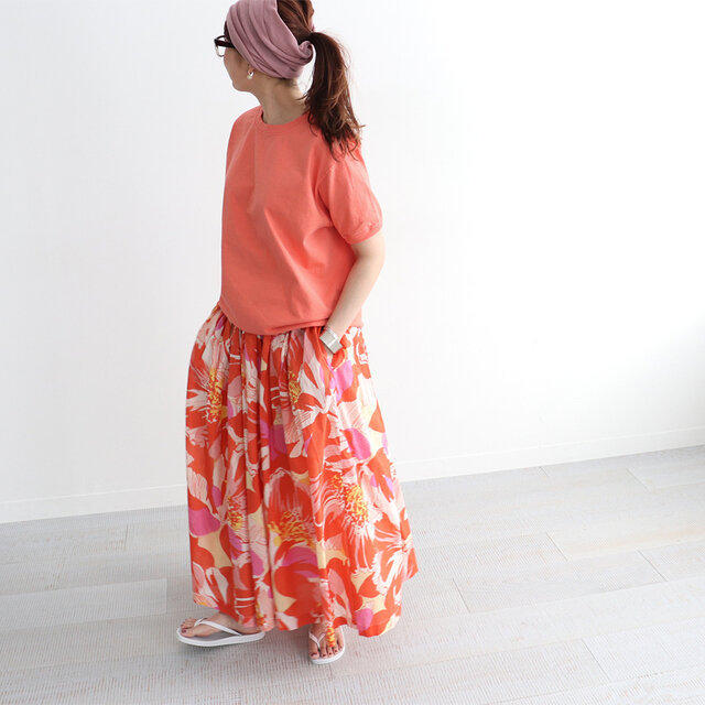 オレンジ！
ピンクがかったオレンジでテンションの上がる色ですね〜！

合わせているスカートは、今期デビューしたサロのオリジナルブランド「adeu」のスカートです〜
こちらも今後入荷予定なので、お楽しみに♡