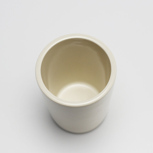 持ち手のないマグは、コーヒーカップよりも少し高さがあり、容量は約250ml。コーヒーに限らず、ジュースやお茶など幅広い用途で使えます。