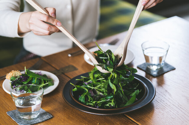 季節のフレッシュなサラダにイヤマのサーバーを添えて。普段の食卓がちょっぴり贅沢になりますよ。
サラダサーバーは、サラダはもちろんのこと、ショートパスタやドリア、煮込み料理のとりわけにも使いやすいサイズ感がうれしいですね◎。
