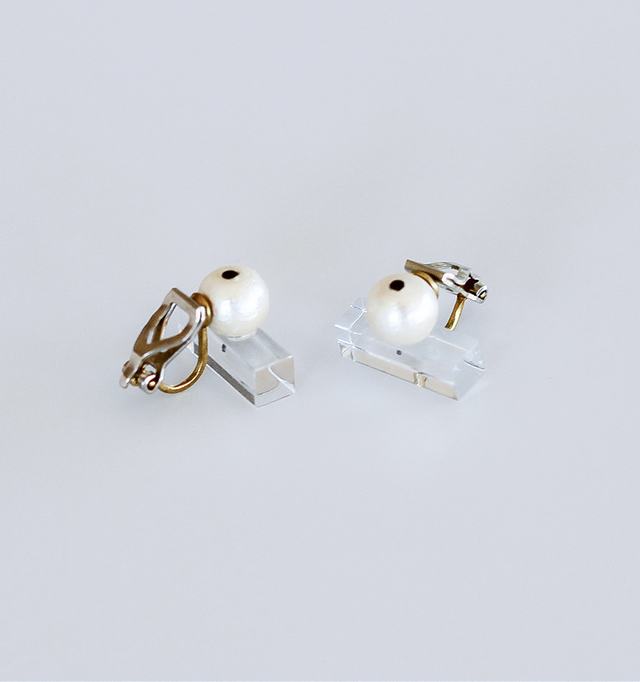 バネ式の金具はチタンと真鍮のコンビです。