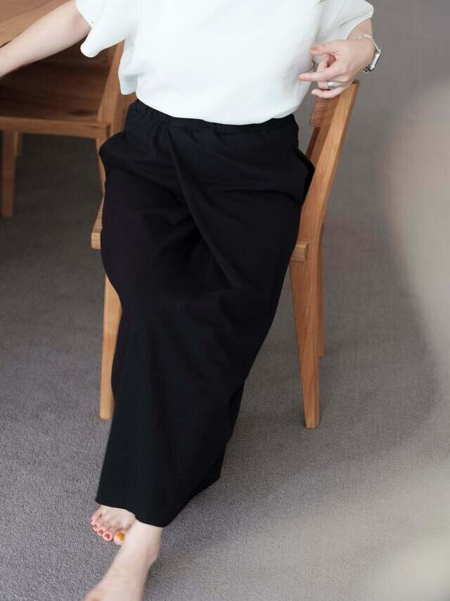 ややしっかりめの生地。インナーが透けずらく1枚で着用できます。