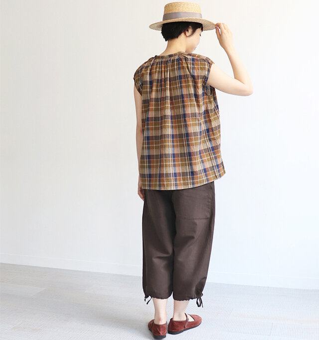 ワイドシルエットのクロップドパンツで、フロントとバック、どちらもサイド寄りについた大きなポケットが特徴的。