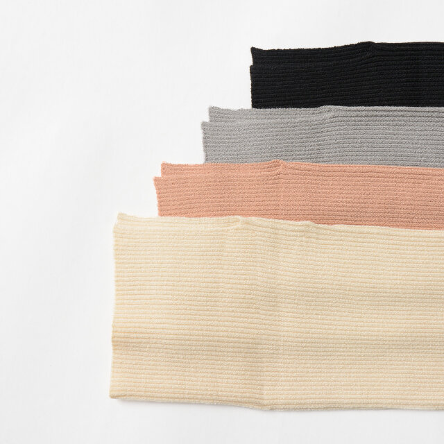 「ivory」「pink」「grey」「black」をご用意。
フェミニンにもトラッドにも華を添えるカラーリングが魅力的です。