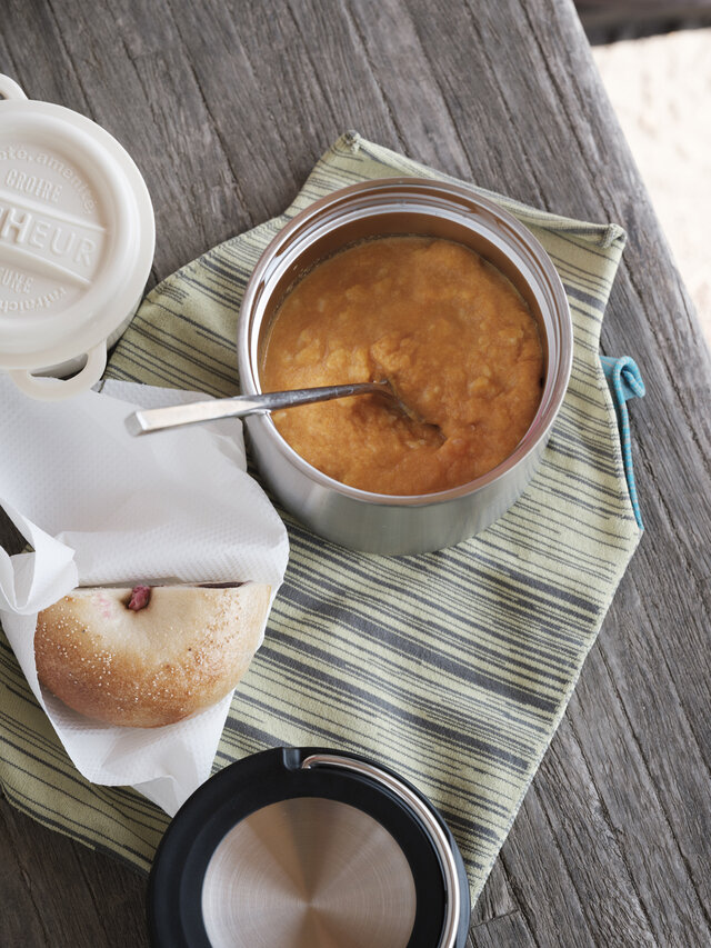 口が広くなっていますので、お料理をよそったり食べやすくなっています。